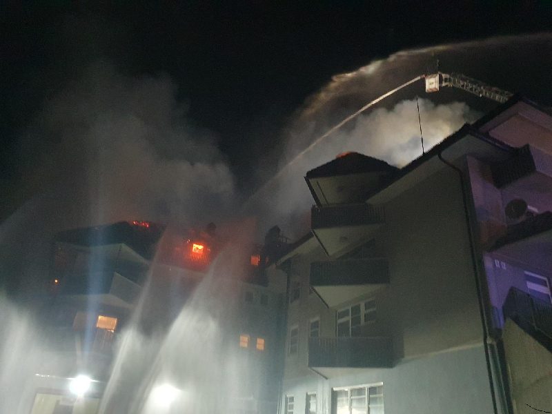 Überörtlicher Einsatz Dachstuhlbrand im Feuerwehrhaus Bleiberg- Kreuth (Bild 3)